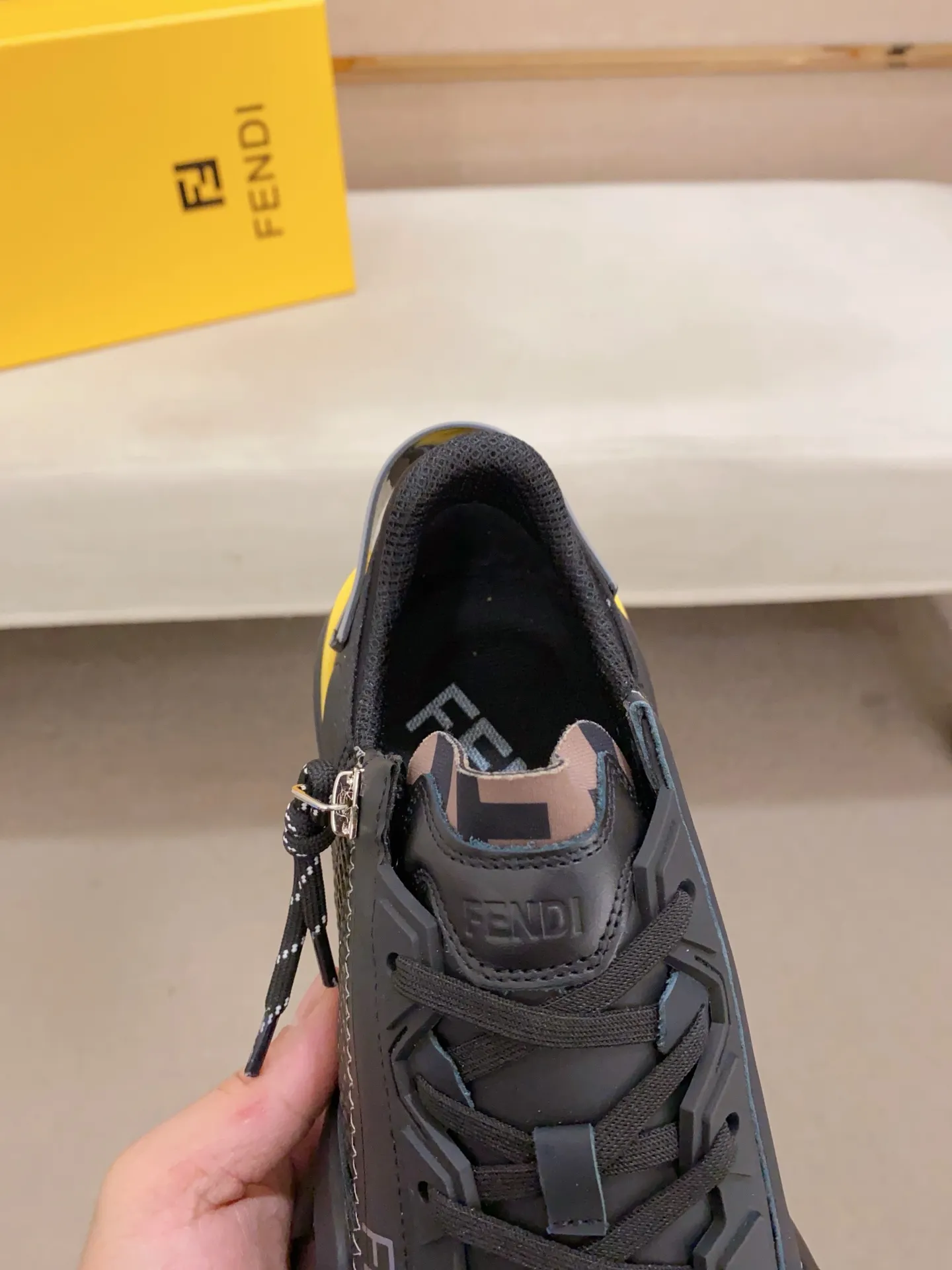 Men's shoes💰: 540💰(Higher version) [Fendi] Fendi's latest casual shoes for men! Available at counters simultaneously! A one-to-one replica of the original. Made entirely of imported top-grain calfskin, the interior is made of top-grain water-dyed cowhide, and the original factory-supplied rubber outsole. Leading new fashion concepts. Matching code: 38-44. 45 can be customized and non-returnable!